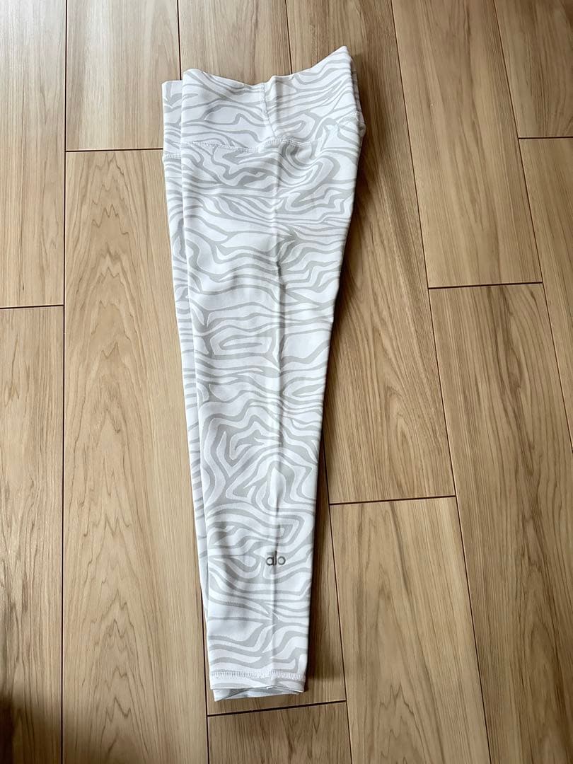 alo yoga ハイウエストレギンス　白