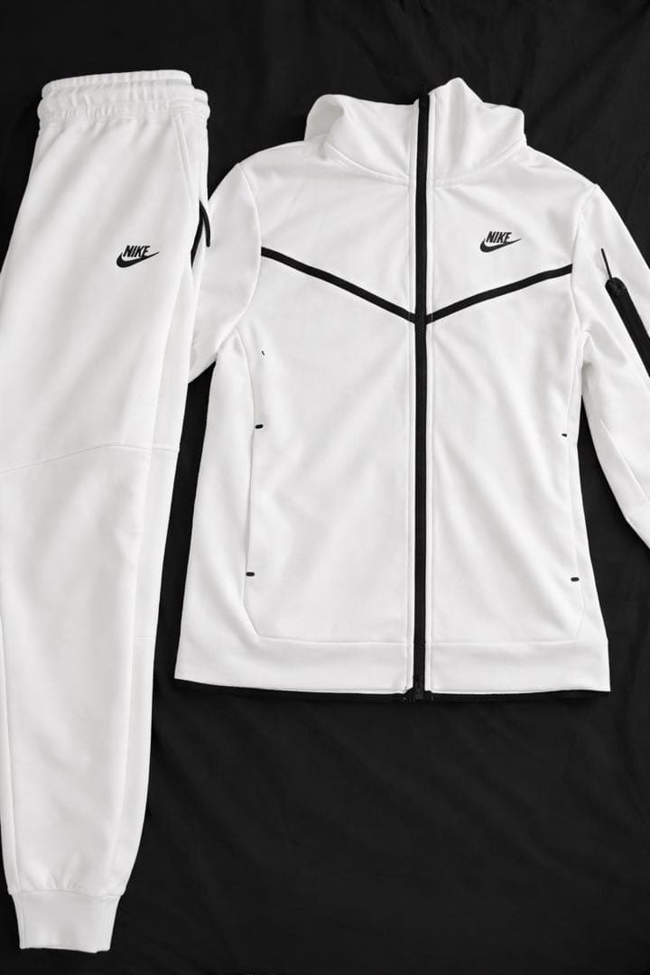 NIKEテックフリース　ホワイト