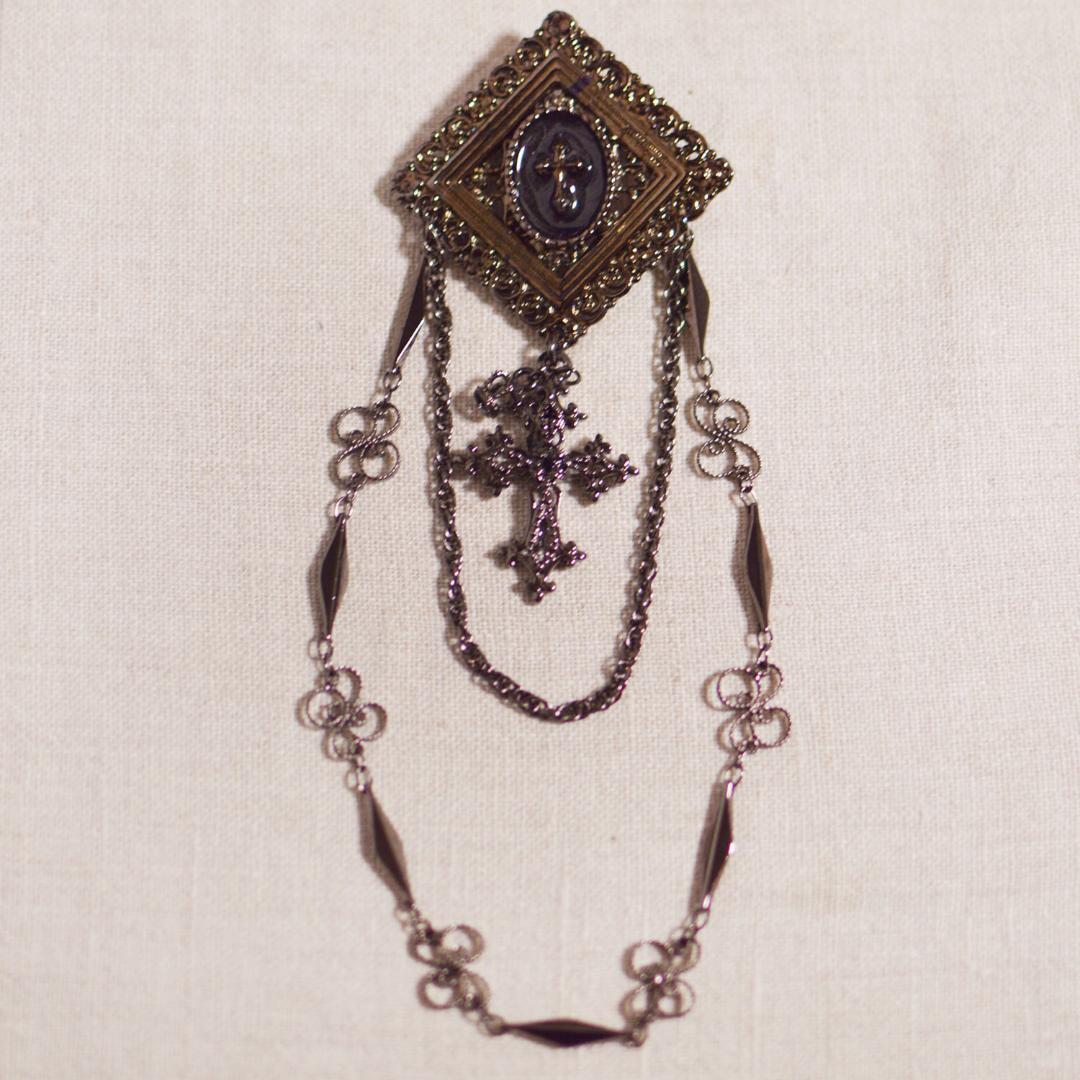 BPN　チェーン付きクロスモチーフブローチ