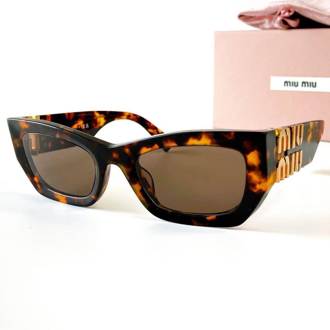 MiuMiu ロゴ入りサングラス　メガネケースあり