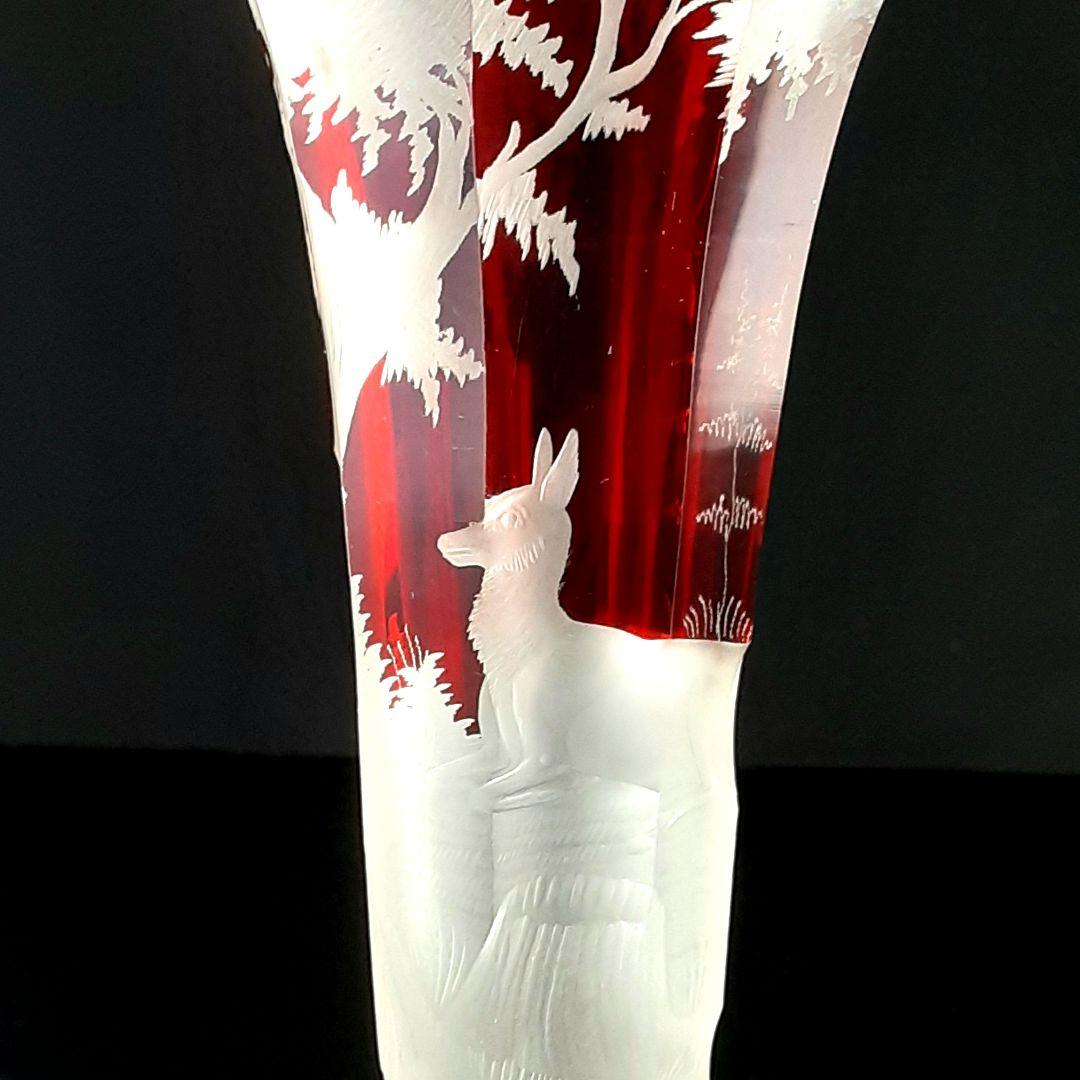 Y957 ボヘミアガラス グラヴィール 赤被せガラス 鹿と風景文花瓶 一対　こ