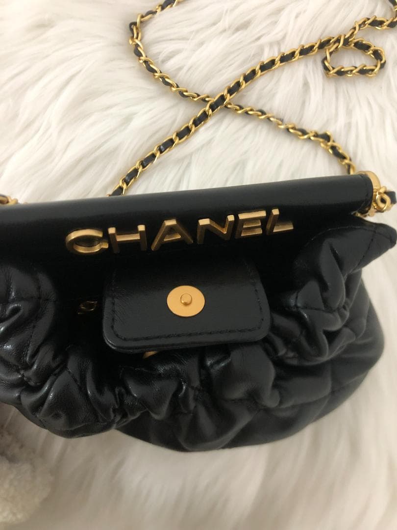 ブラック ショルダーバッグ レザー　多いロゴ　エレガント　女性　ノベルディー