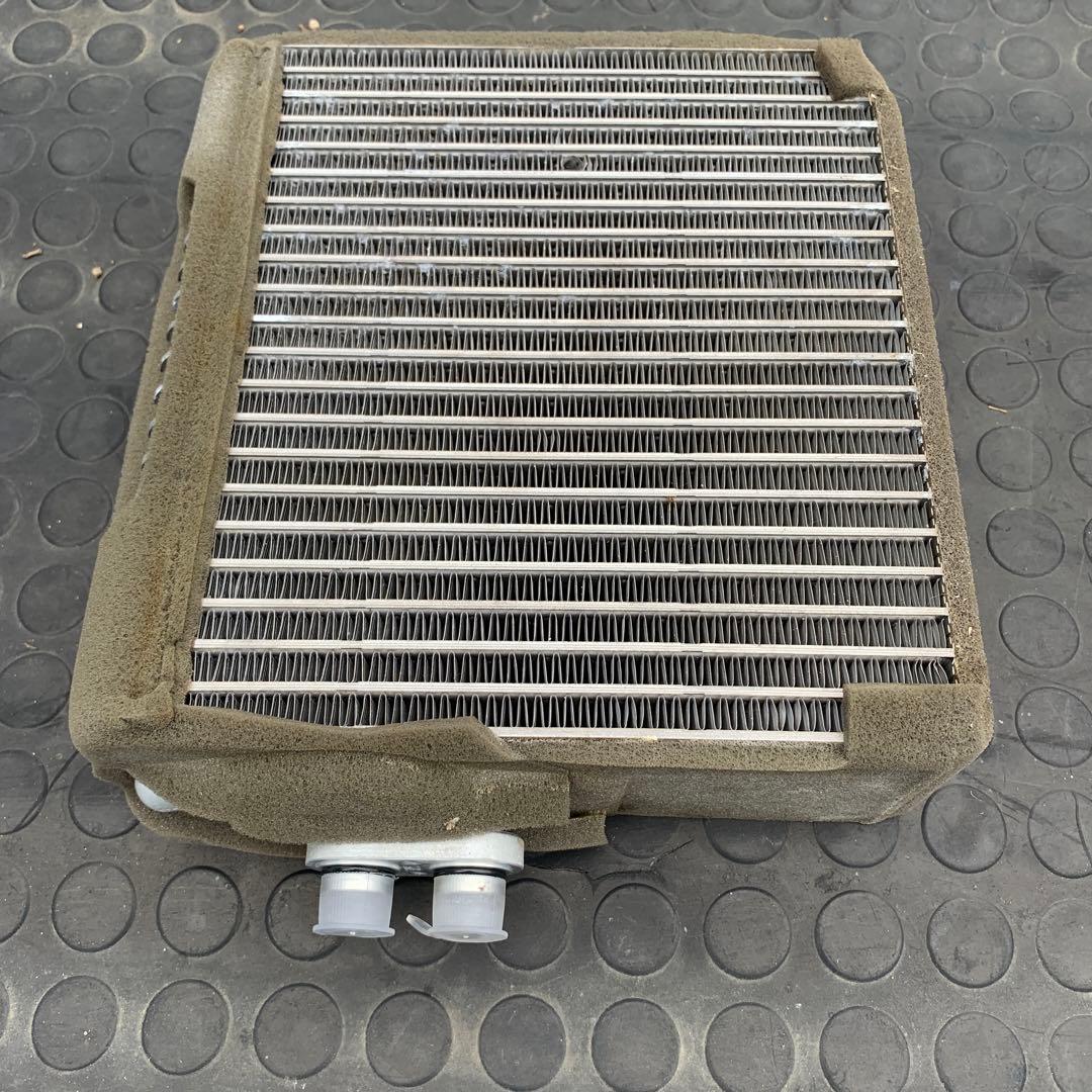 スバルサンバーエアコン　エバポレーター