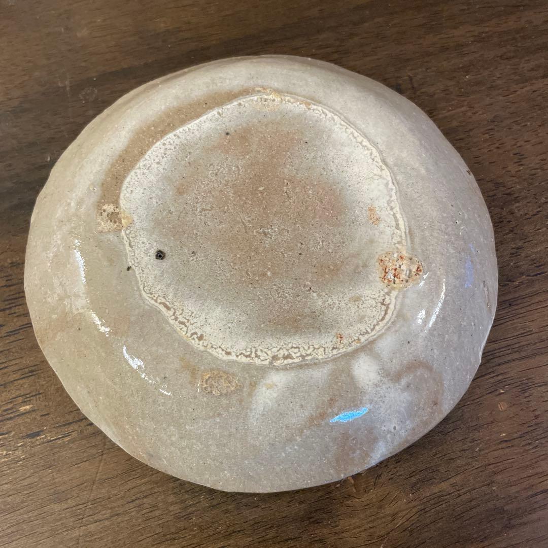津高和一作品　黒とベージュの陶器皿 約14cm