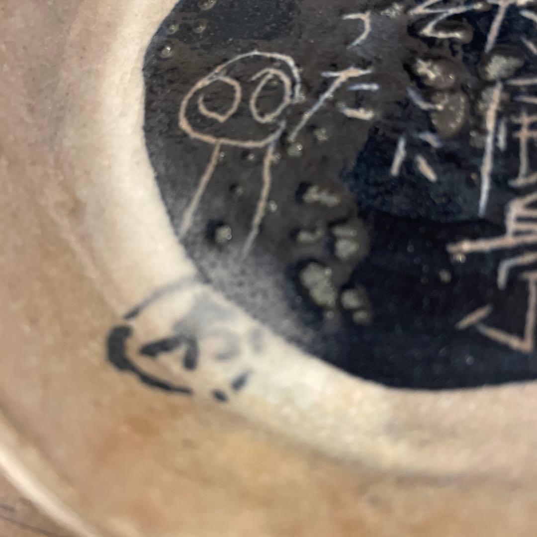 津高和一作品　黒とベージュの陶器皿 約14cm