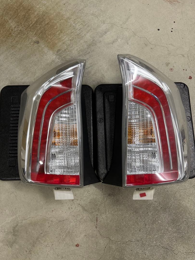 プリウス　テールランプ 左右セット