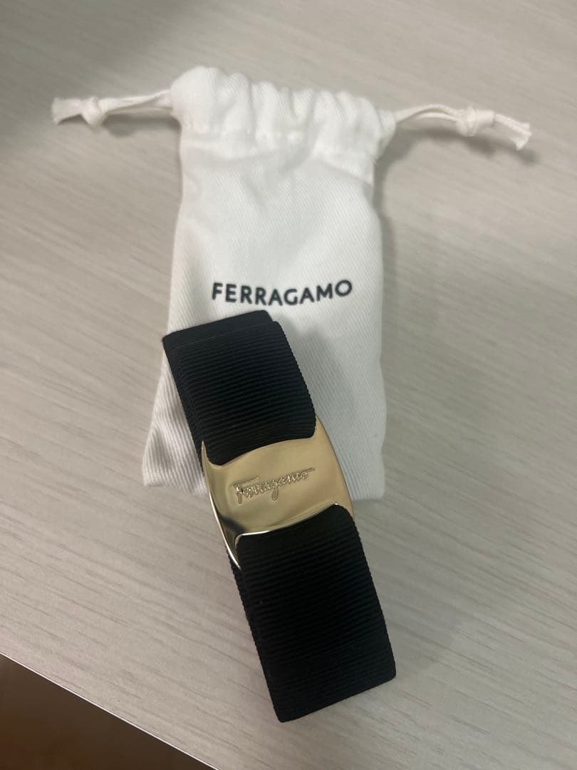 フェラガモ　バレッタ　黒