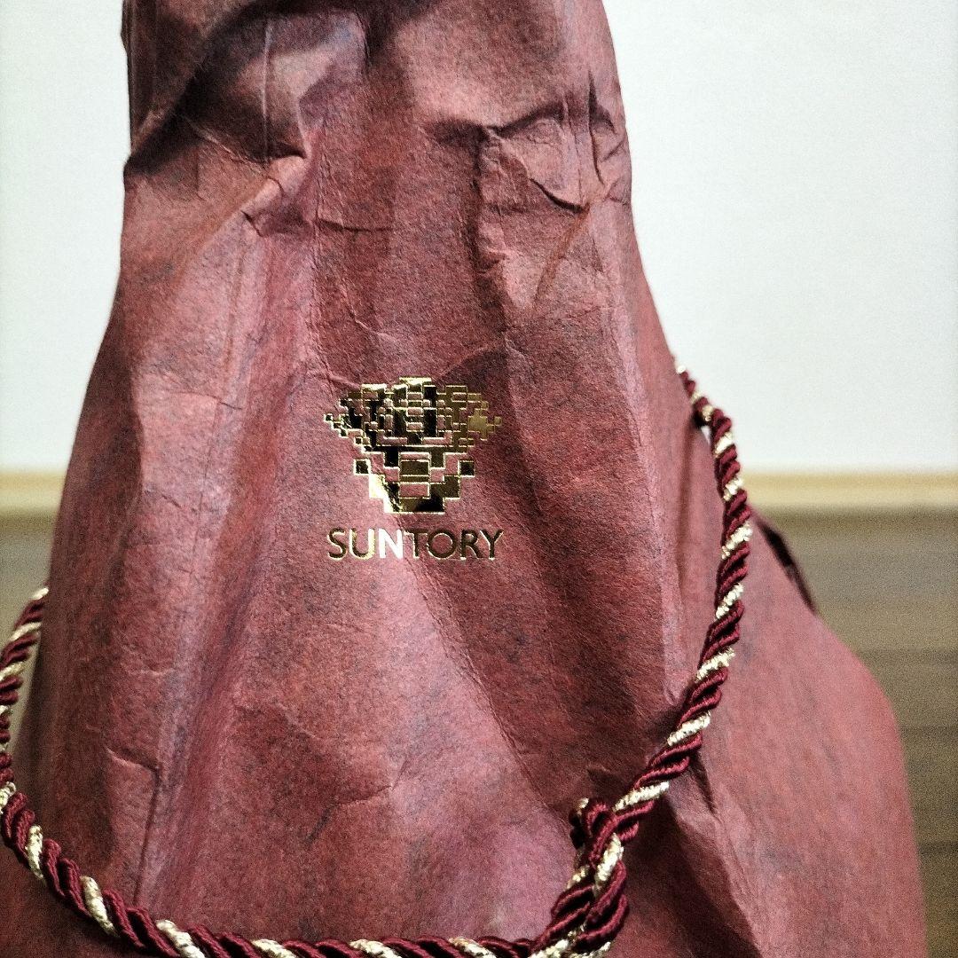 空き瓶　サントリー 特製ウイスキー 【九谷焼 瓢型木米風申文 】木箱、台座付き