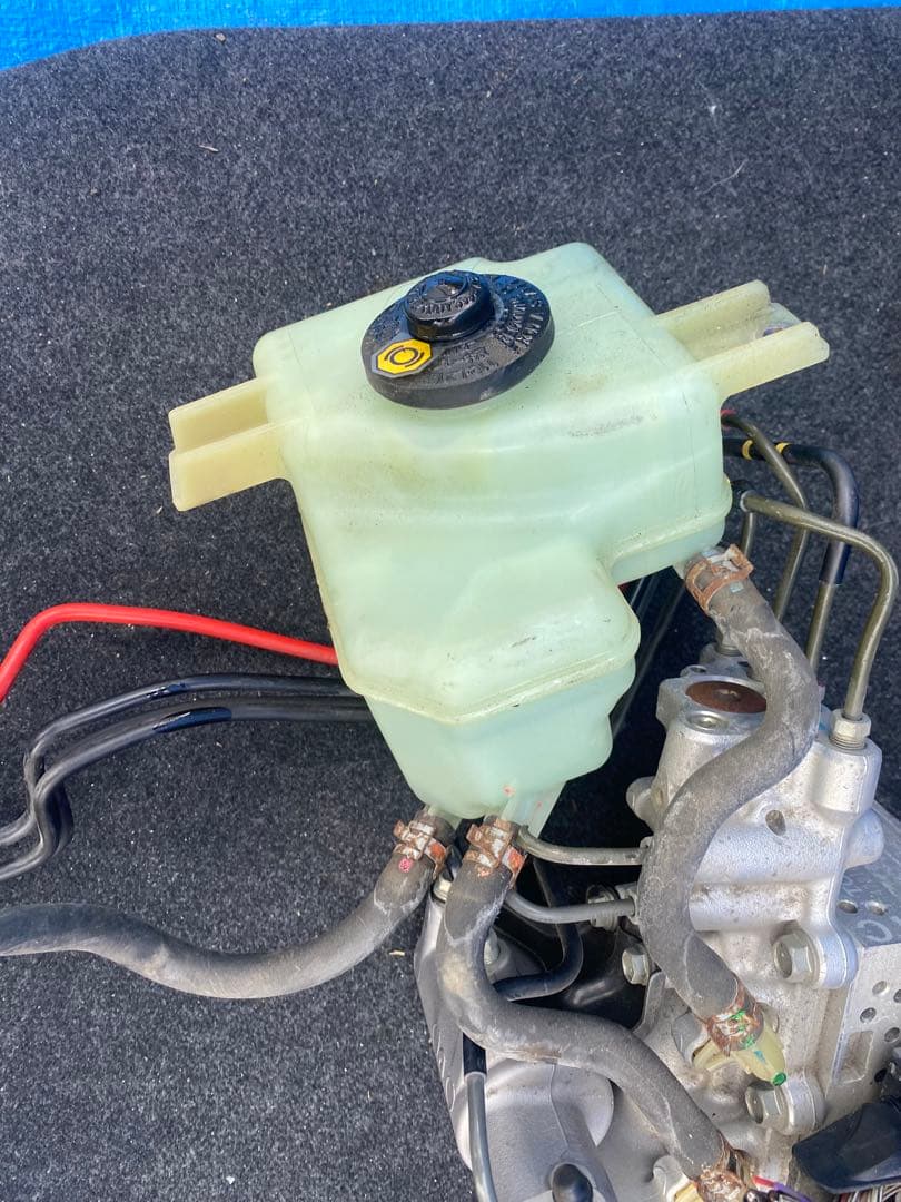 トヨタアクアDAA-NHP10. ABSアクチュエーター