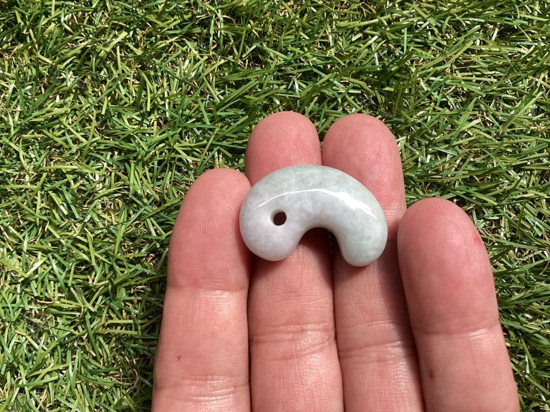 ✳摩訶不思議**吉祥開運　糸魚川翡翠小滝産*勾玉　守護石にお持ちください　鑑別書