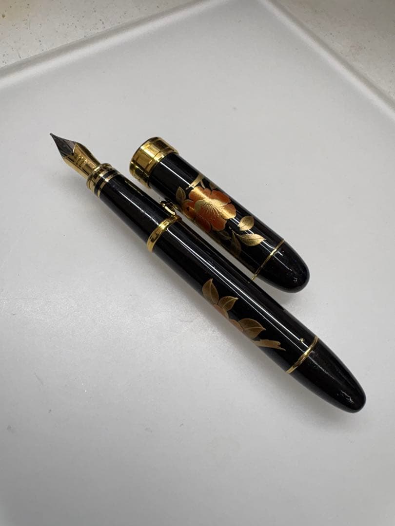 黒い花柄万年筆・イリジウムペン先・中古品