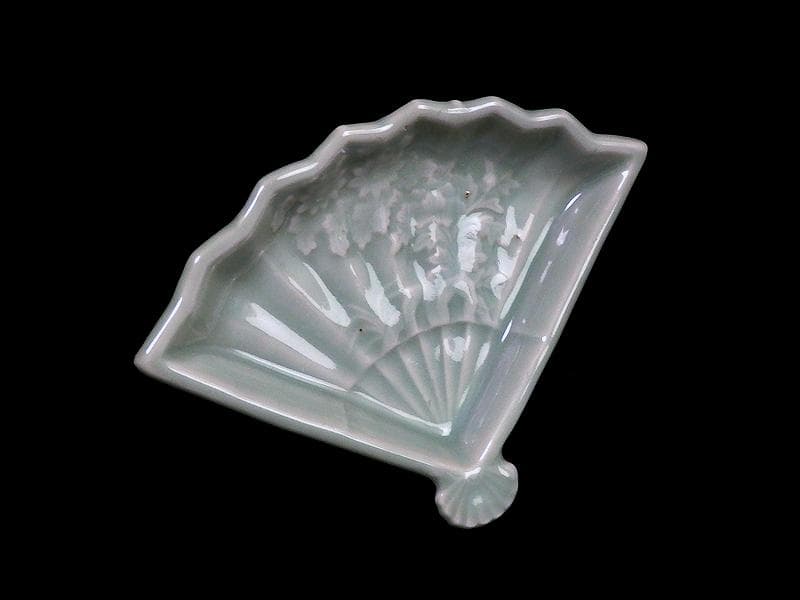 三田青磁　岩に菊の図　扇形手塩皿　C468AS-BZg