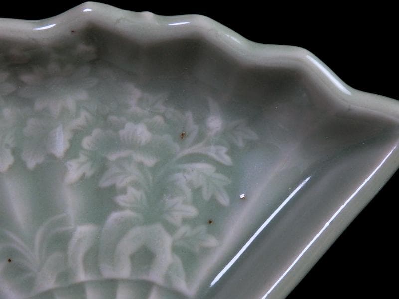 三田青磁　岩に菊の図　扇形手塩皿　C468AS-BZg