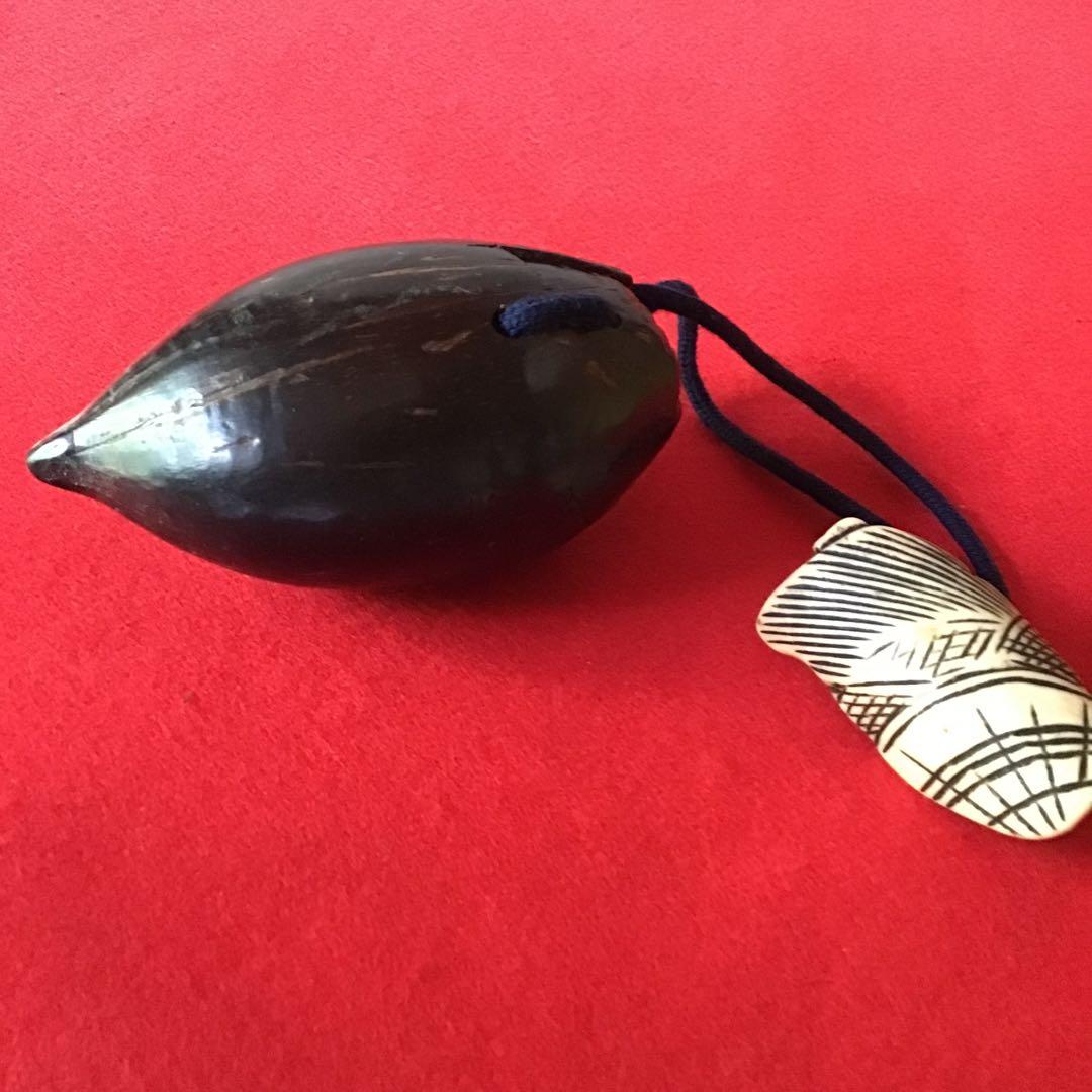 もぐさ入れ、ホンシュウ鹿の鹿角根付　火縄銃、鉄砲隊　江戸期保証