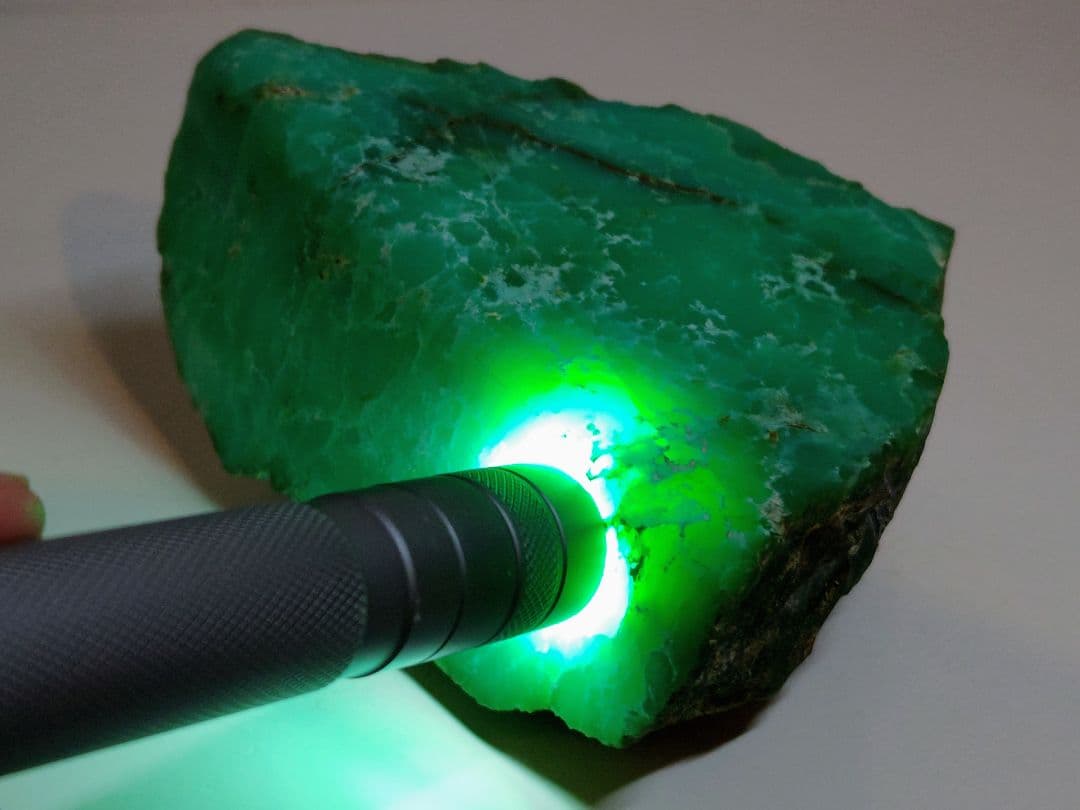 クリソプレーズ 817g ヒスイ 翡翠 瑪瑙 原石 鑑賞石 自然石 誕生石 鉱物