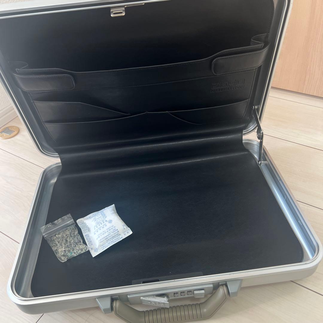 【￼大人気】ゼロハリバートン シルバーアタッシュケース 約28cm✖️約41cm