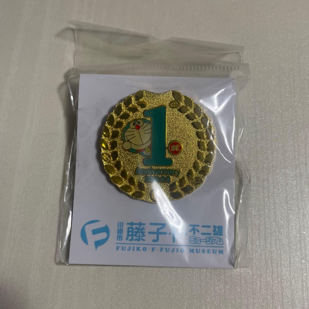 藤子・F・不二雄ミュージアム　1周年　ピンバッジ　ドラえもん