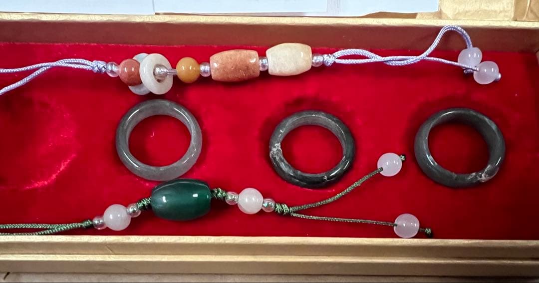 翡翠製リングと装飾紐セット