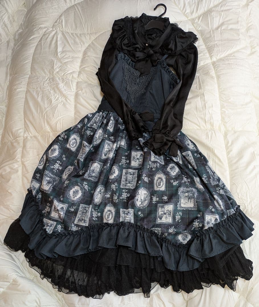 axes femme　猫柄コーデ　パニエ　襟付き