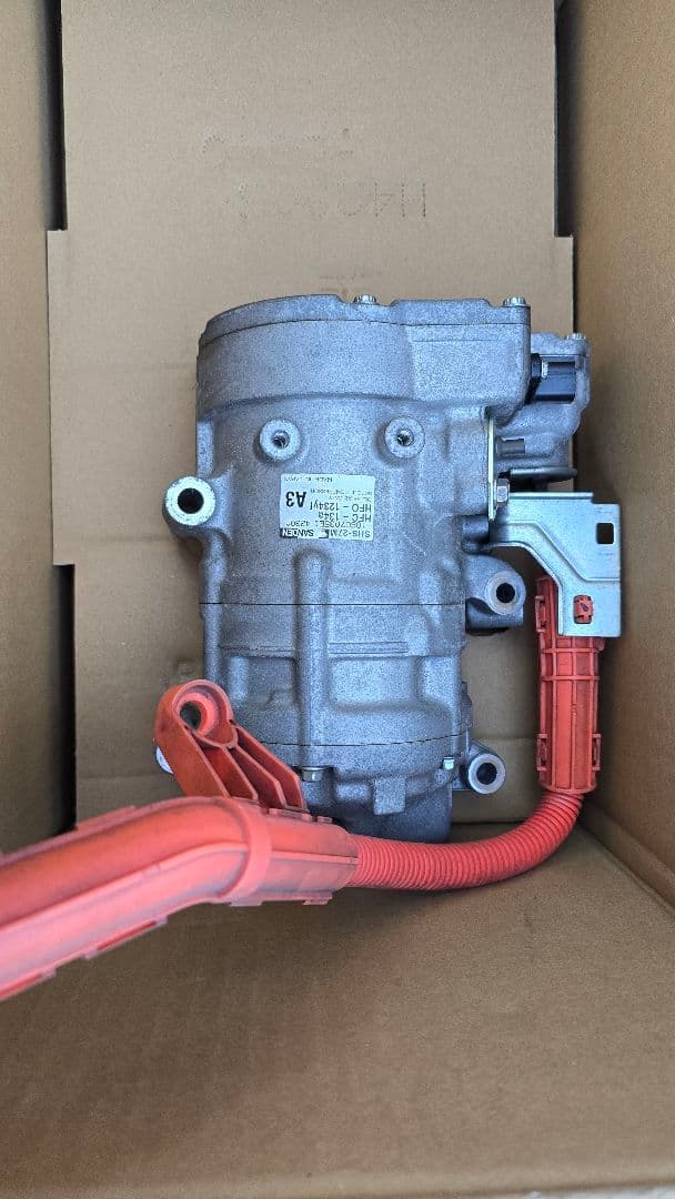 HONDA★ヴェゼル　エアコンコンプレッサー　388105KPJ01 ジャンク品