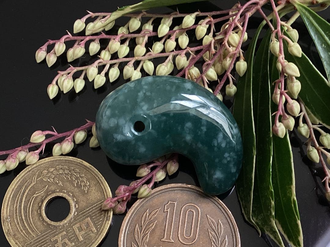 本物の雪にて✳ premium一流の勾玉‼️格上の糸魚川翡翠‼️味身色合い抜群　鑑別