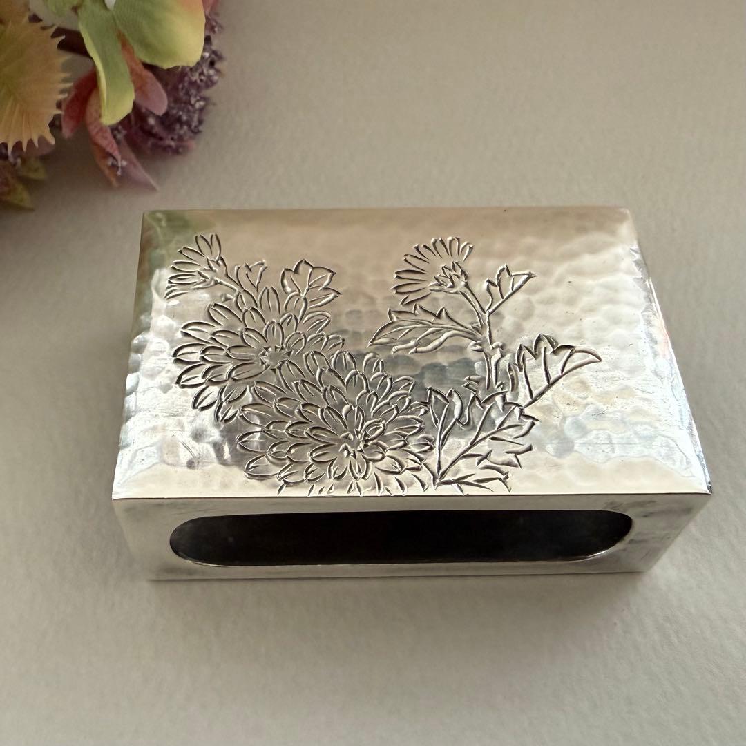 アンティーク銀器純銀マッチ入れ　鎚目に菊模様の彫り