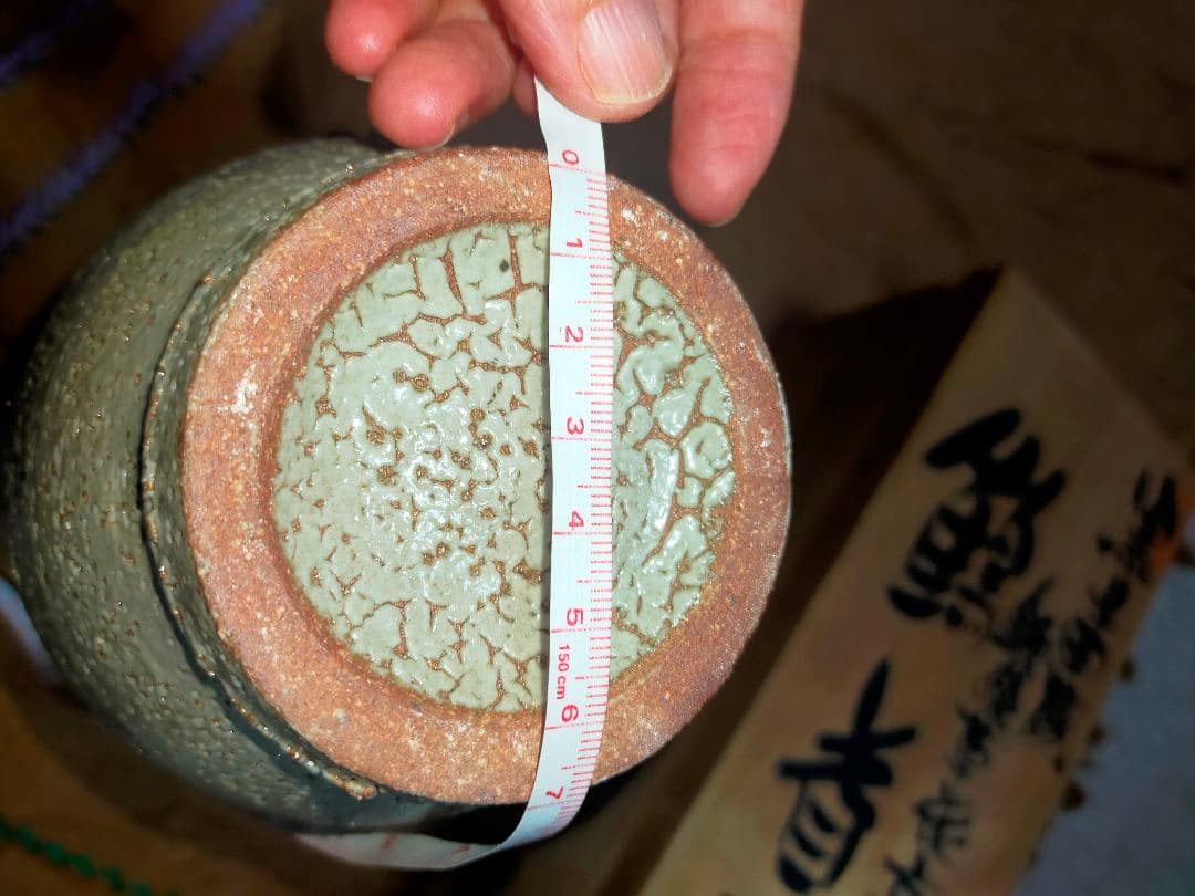 手に持つとしっくり来るという表現がピッタリの写真よりも実物の方が鼠色っぽ鶴首壷