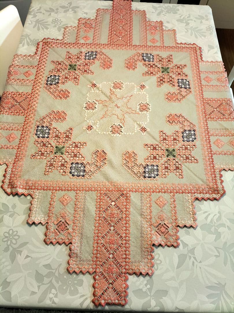 戸塚刺繍　テーブルクロス