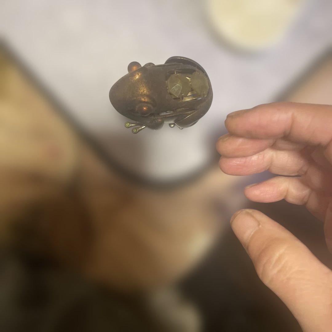 金属製カエルフィギュア