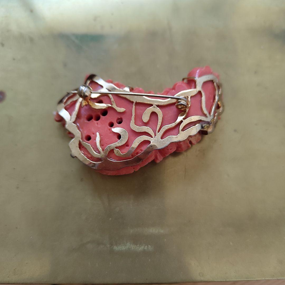 珊瑚の花かごブローチ