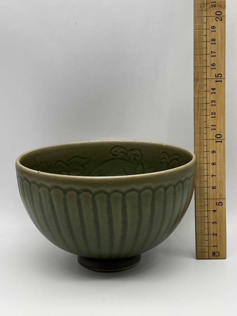 元時代から明時代　青磁刻花卉文茶碗　龍泉窯　唐物　古賞物　(C-65)