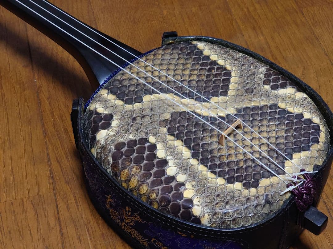 真壁型三線　黒木（カミゲン、真黒）　本皮1枚張