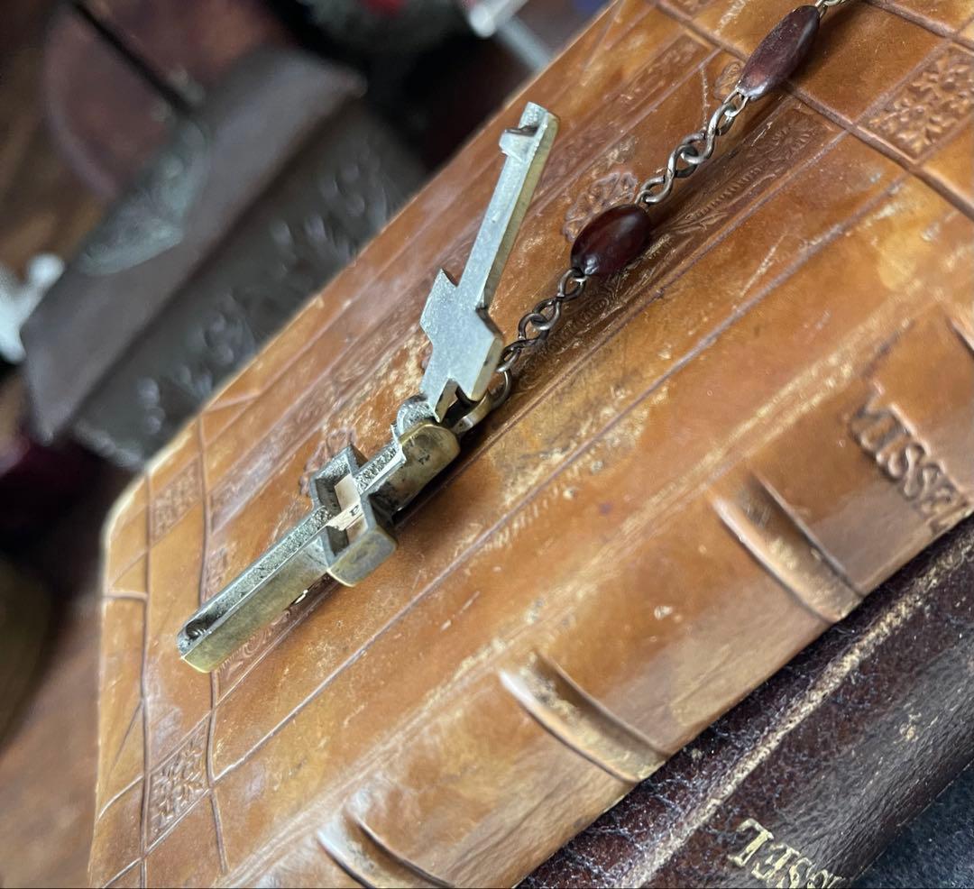 開閉する十字架　イタリアアンティークロザリオ　カタコンベの土　聖テレサ