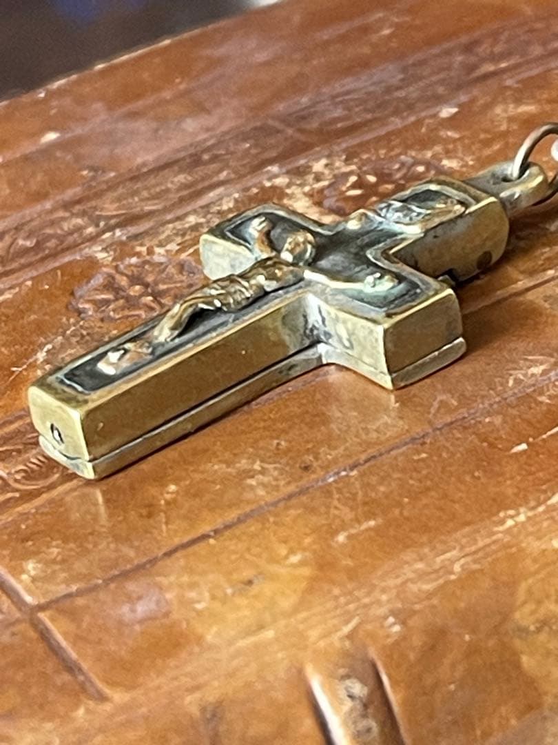 開閉する十字架　イタリアアンティークロザリオ　カタコンベの土　聖テレサ