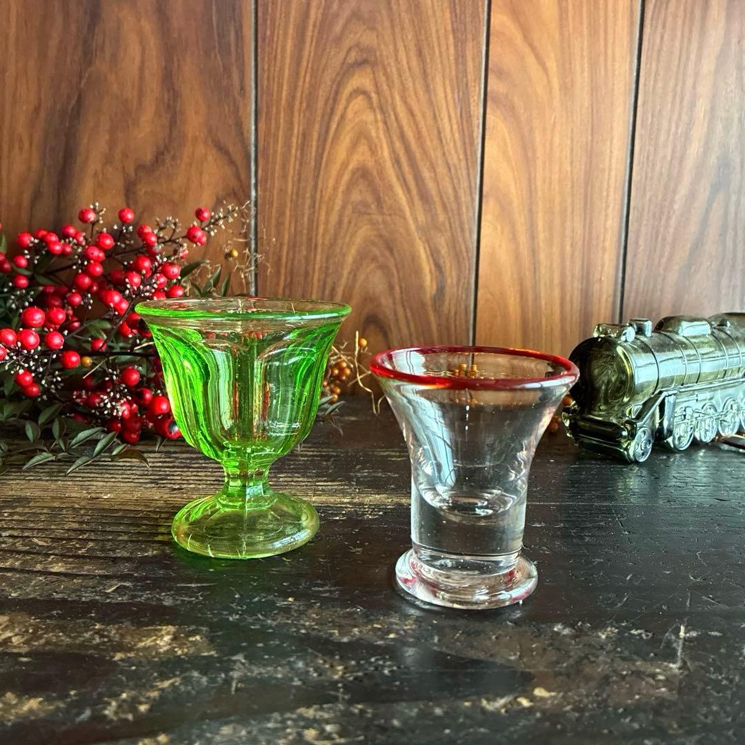 骨董　時代ガラス　若草色　プレスガラス　希少ラッパ型　菊割底　氷コップ　ウラン