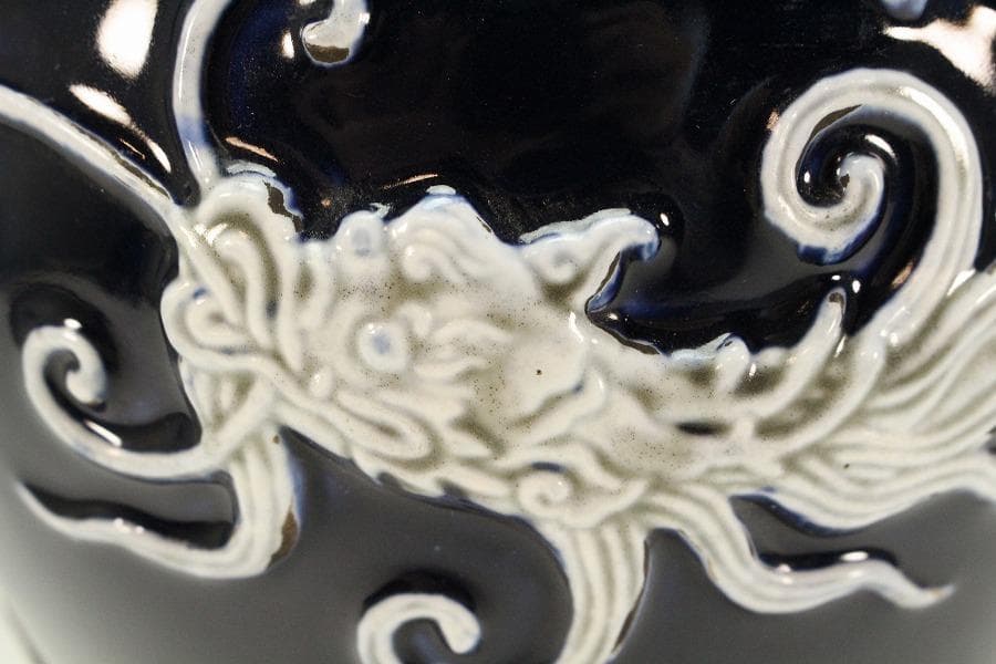 中国美術 瑠璃釉 纏白龍紋 梅瓶 内府 款 時代物(K-XA831)