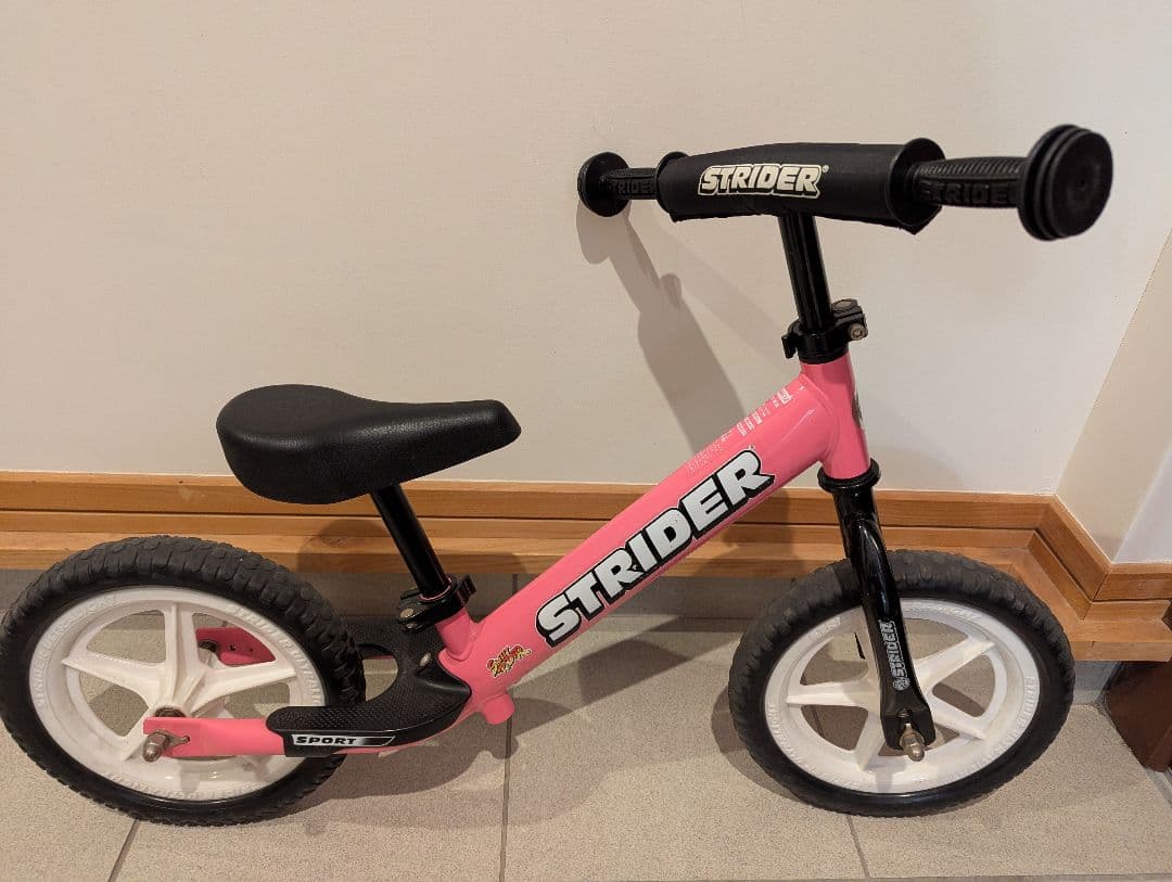 STRIDER ストライダー ピンク カスタム コドモディーポ スタンド付き