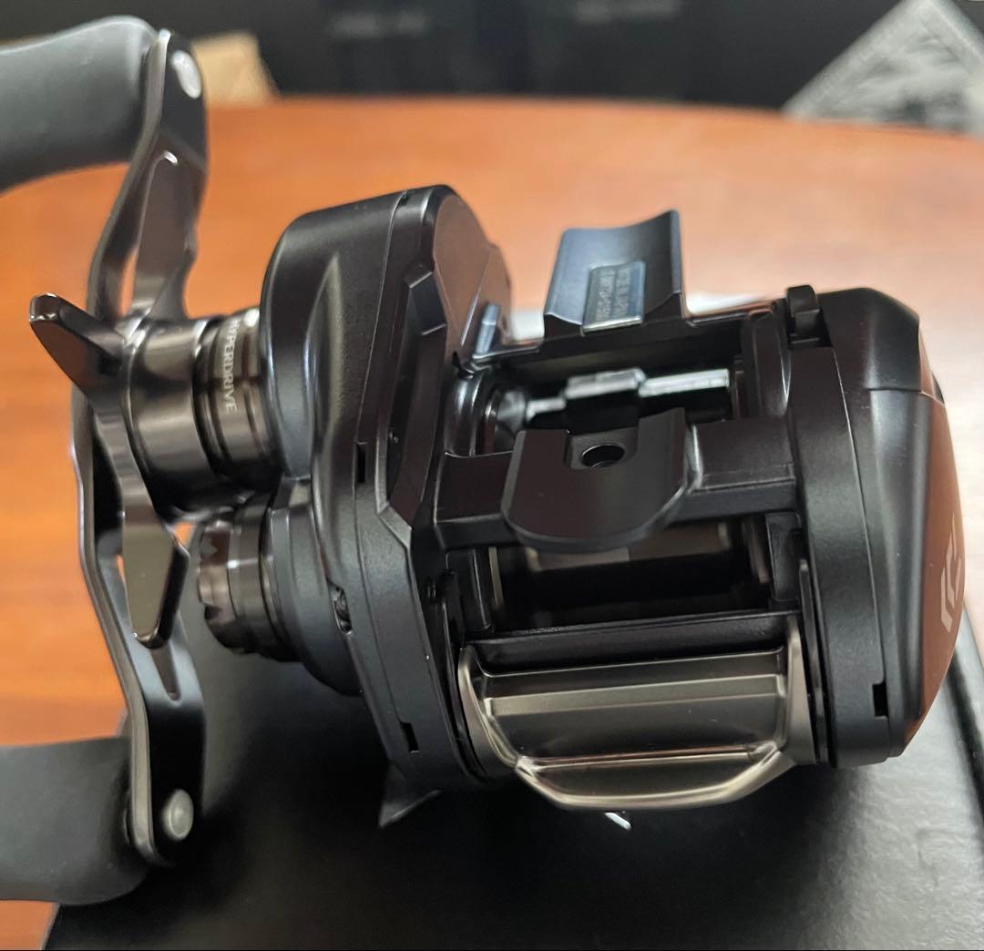 ダイワ ベイトリール スティーズ A2 TW 1000H(右)