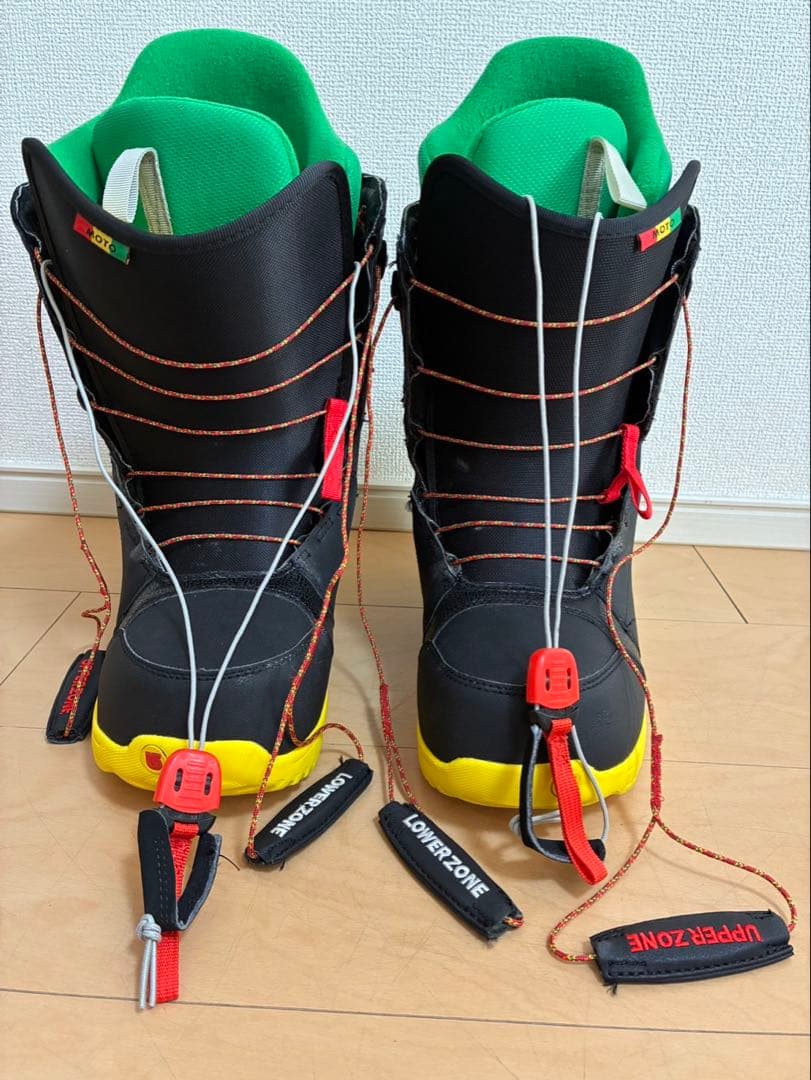 スノーボードブーツ ブラック/グリーン/イエロー