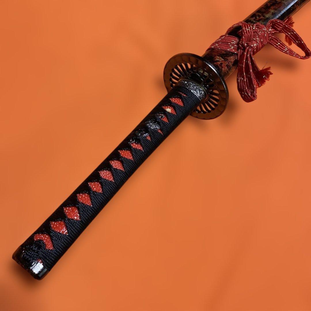 高級模造刀 前田慶次郎拵え 黒柄赤鮫皮 大輪透し鍔 赤黒斑ら呂鞘