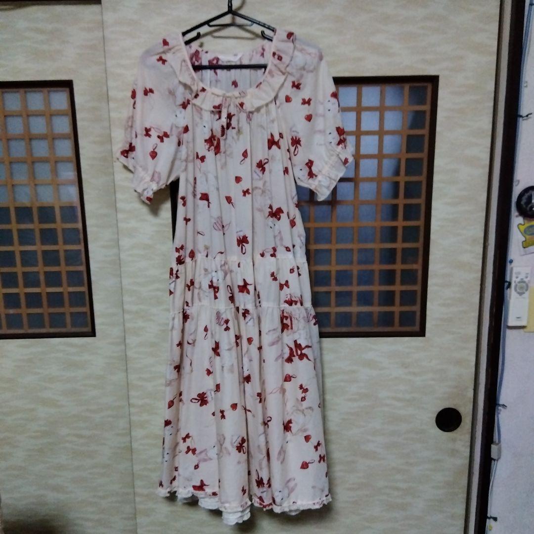 赤いリボンと花柄の半袖ミニワンピース