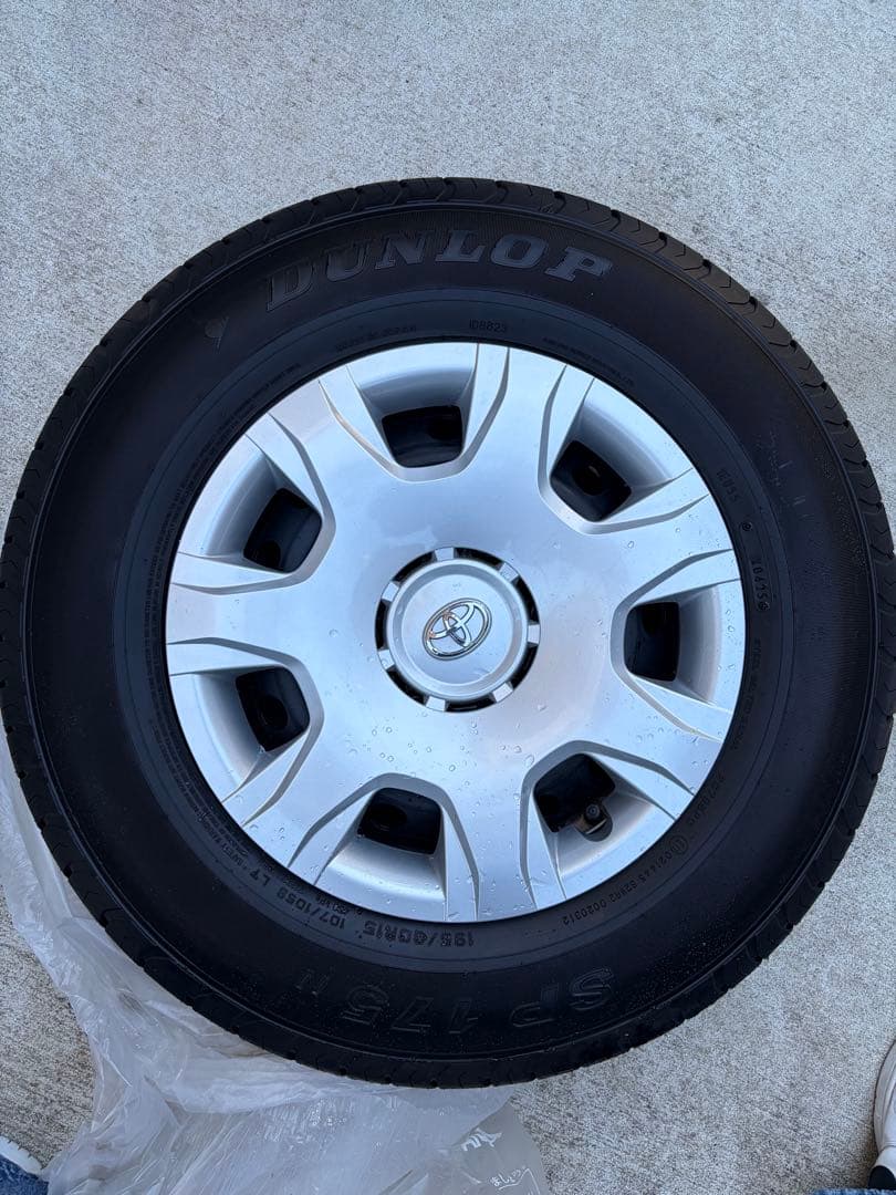 ハイエース200系　DUNLOP 15インチタイヤ・純正ホイール４本セット