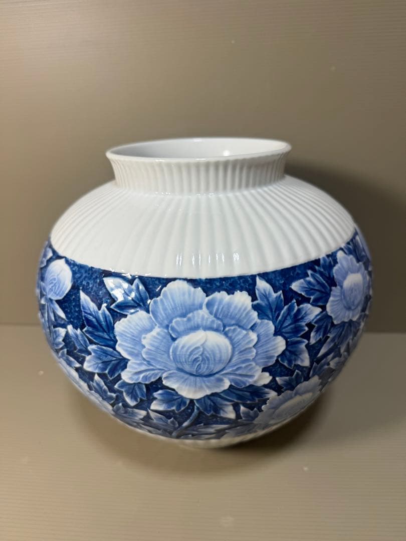 2280 有田焼 名工 緒方松右衛門 作 染付牡丹図 盛上彫文 壺 花瓶