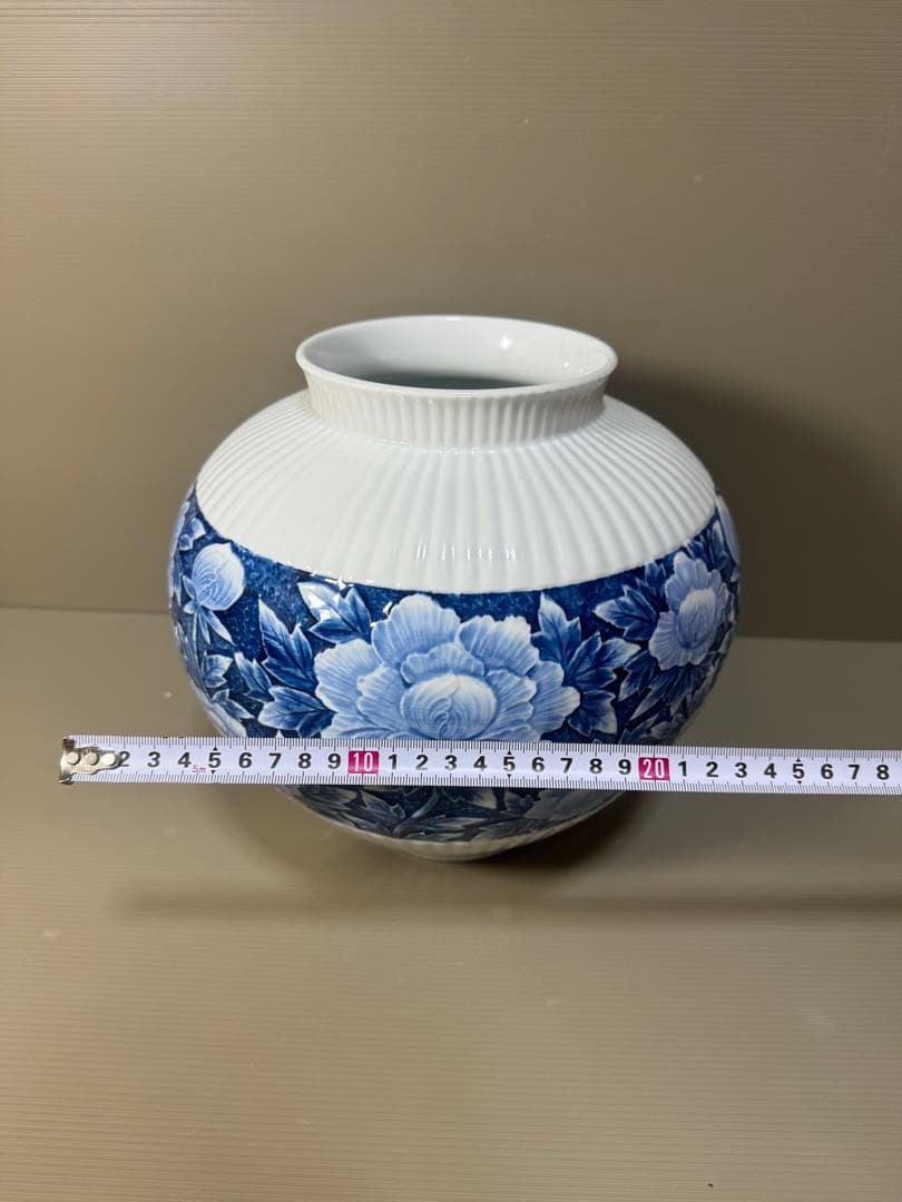 2280 有田焼 名工 緒方松右衛門 作 染付牡丹図 盛上彫文 壺 花瓶