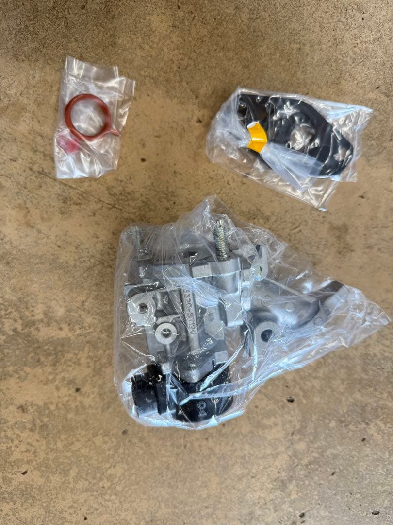 30プリウス EGRバルブ　ガスケット付き トヨタ純正　新品未使用