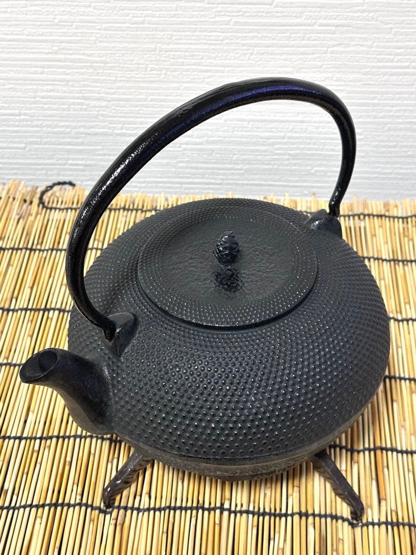 未使用品、付属品付　南部雲南堂鍋元造１５型丸平形アラレ　鉄瓶　南部鉄瓶　南部鉄器