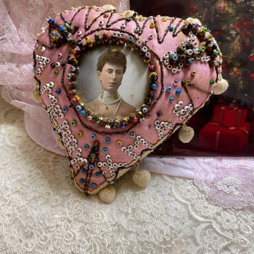 イギリス製アンティーク　１００年以上前のクリスマスプレゼント手作りピンクッション