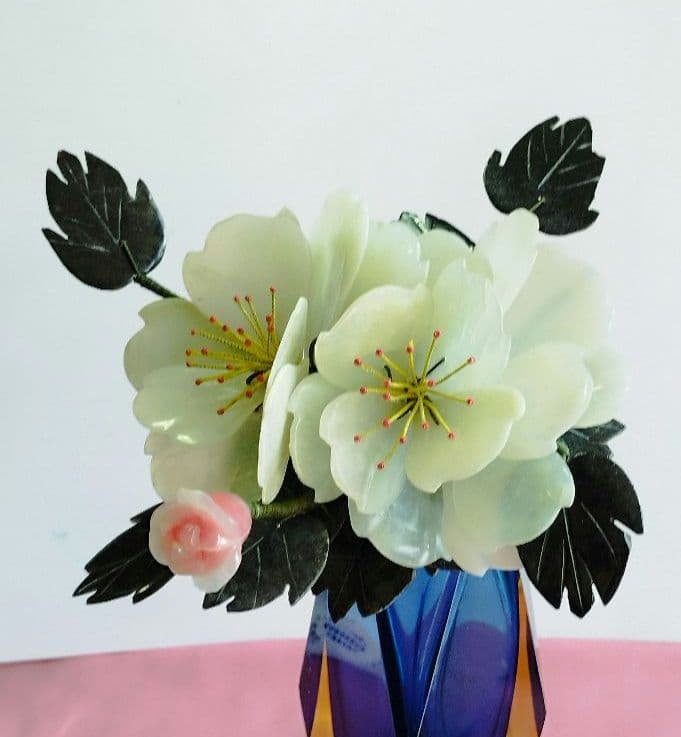 イタリアのヴェネツィアで作られたムラーノガラス工芸品。と翡翠のボタンの花