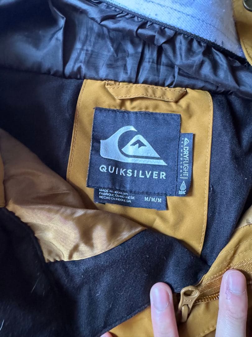 Quiksilverゴアテックス　スノーボードウェアセ　M 上下セット