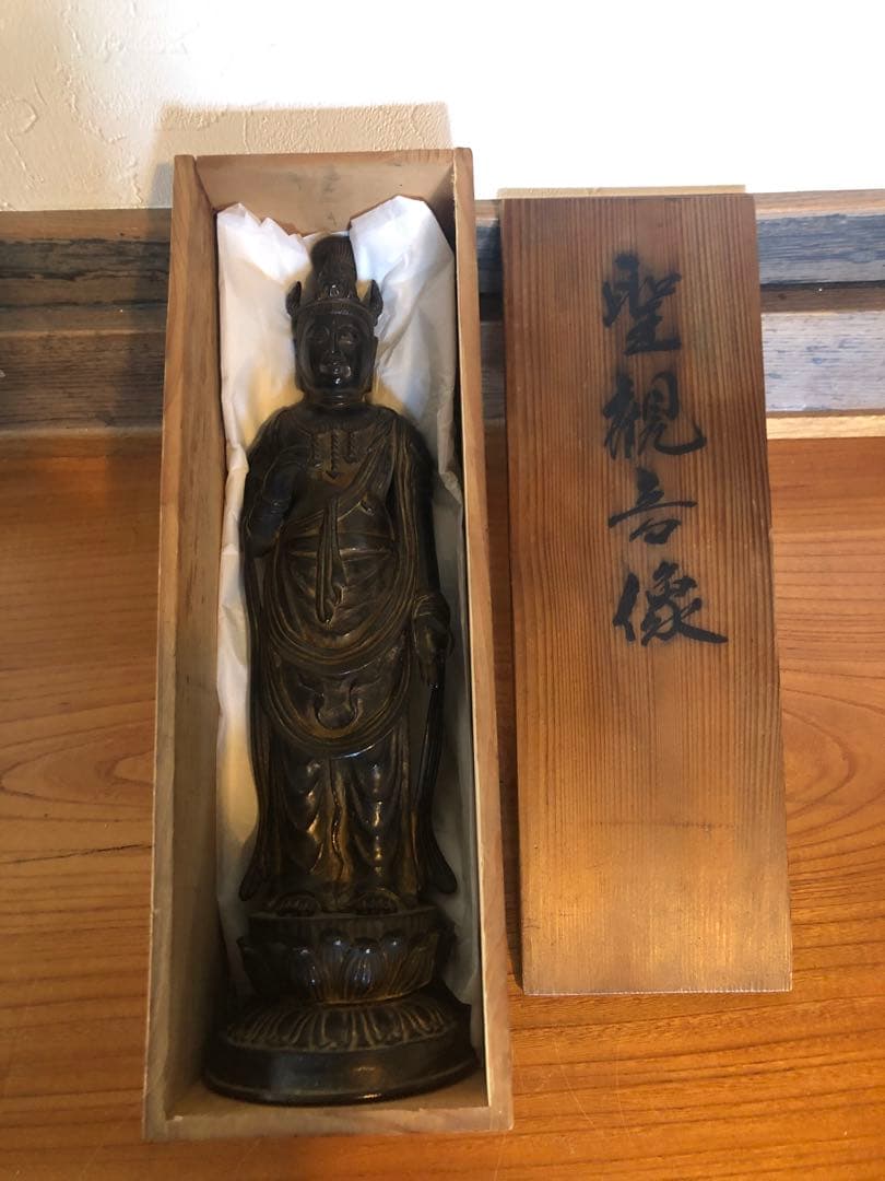 大振りで古格のある古銅聖観音立像杉箱入